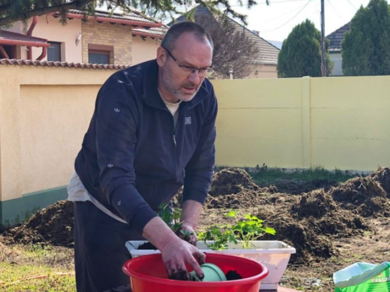 Húszezer felett a halottak száma, ki nem találnád, mit lépett erre Zsigó Róbert